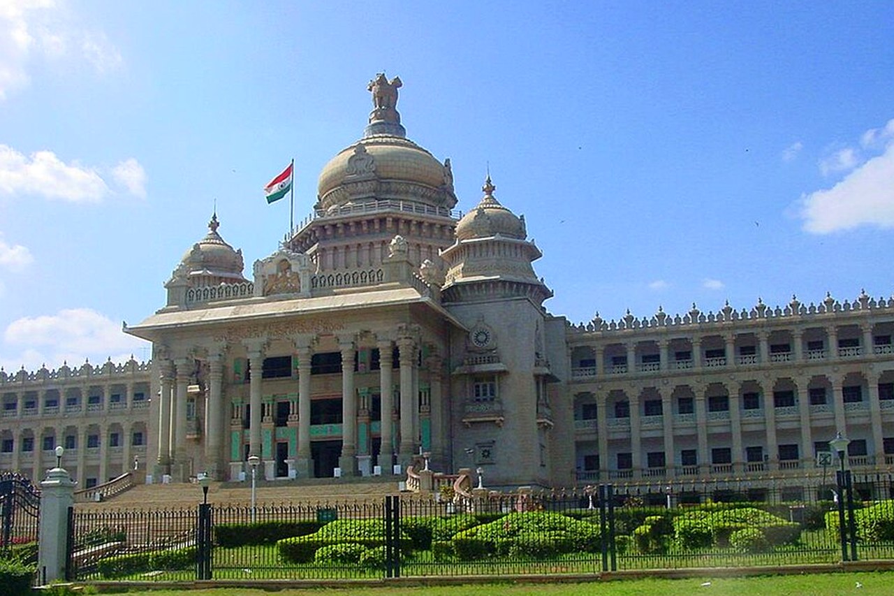 Karnataka లో మొదటి SIR డ్రాఫ్ట్, 2002 తర్వాత 1 కోటి పైగా పేర్లు ASDDO గా గుర్తించబడ్డాయి. రెండు డెస్క్‌ల నుండి రెండు వేర్వేరు ఓటర్ల లెక్కలు, ఫామ్ B లేదు.